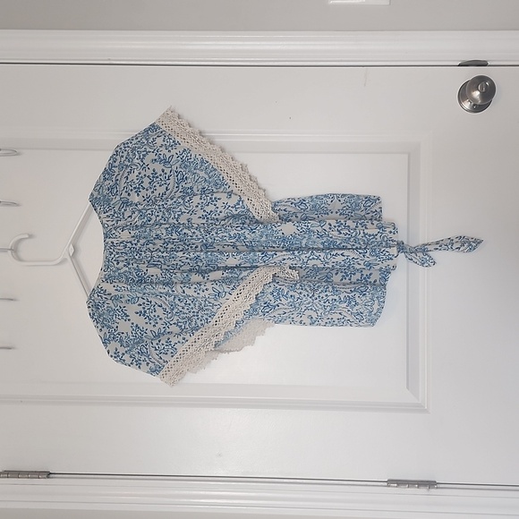 Victoria Secret's Tie Front Lace Trimmed Flutter Sleeve Blouse Size Small - Picture 2 of 3